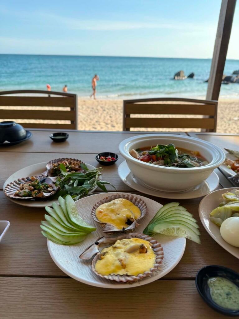 Hải sản tươi sống phục vụ bên view biển tại Nhà hàng Kim Anh, Cà Ná