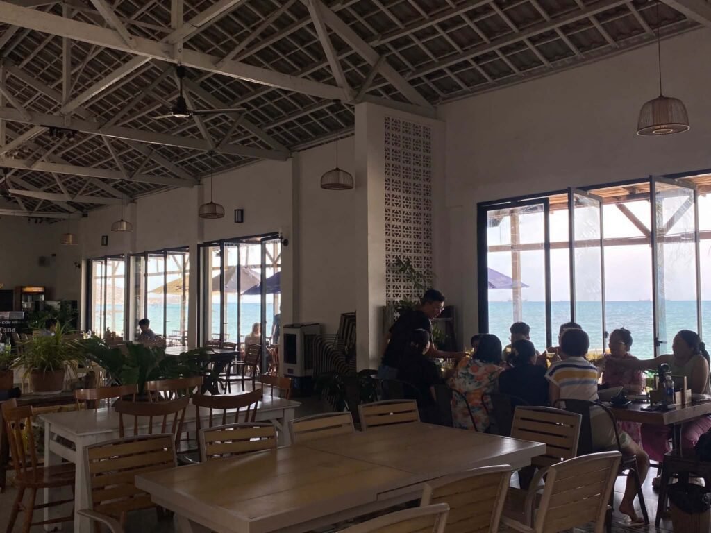 Không gian nhà hàng ven biển thoáng mát đông khách